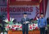 Bupati Al-Farlaky Irup Hardiknas, Pilih Turun Podium Saat Hujan