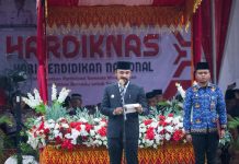 Bupati Al-Farlaky Irup Hardiknas, Pilih Turun Podium Saat Hujan