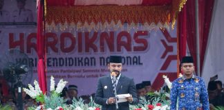 Bupati Al-Farlaky Irup Hardiknas, Pilih Turun Podium Saat Hujan