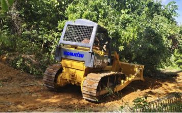 Personel Kodim Natuna dan Warga Gotong Royong Buka Akses Jalan Baru di Anambas