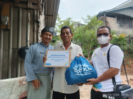 Penyaluran Program Nafkah Dhuafa Diberikan Ke 4 Lansia di Sekitar Kantor PLN UP3