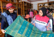 Pertamina Patra Niaga Regional Sumbagut Dukung Sakkamadeha Kembangkan Tenun Ulos sebagai Kekuatan Ekonomi Kreatif Berkelanjutan