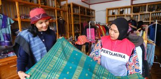 Pertamina Patra Niaga Regional Sumbagut Dukung Sakkamadeha Kembangkan Tenun Ulos sebagai Kekuatan Ekonomi Kreatif Berkelanjutan