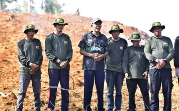 Sekda Lingga Tanam 5.000 Benih Semangka di Lahan Ketahanan Pangan Kogabwilhan I