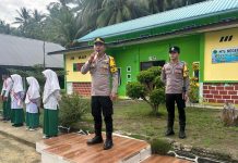 Bhabinkamtibmas Polsek Midai Edukasi Pelajar Lewat Program Police Go To School di MTsN 3 Natuna