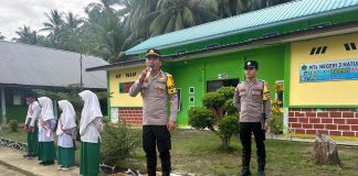 Bhabinkamtibmas Polsek Midai Edukasi Pelajar Lewat Program Police Go To School di MTsN 3 Natuna