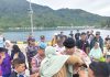 Sentuhan Humanis Polisi di Pelabuhan Berhala Letung, Tuntun Lansia Turun dari Kapal dengan Penuh Kepedulian
