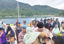 Sentuhan Humanis Polisi di Pelabuhan Berhala Letung, Tuntun Lansia Turun dari Kapal dengan Penuh Kepedulian