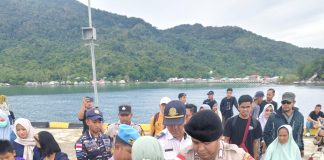 Sentuhan Humanis Polisi di Pelabuhan Berhala Letung, Tuntun Lansia Turun dari Kapal dengan Penuh Kepedulian