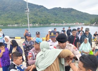 Sentuhan Humanis Polisi di Pelabuhan Berhala Letung, Tuntun Lansia Turun dari Kapal dengan Penuh Kepedulian