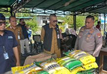 Kapolres Natuna Tinjau Gerakan Pangan Murah di Desa Tapau, Bagikan Bantuan Beras untuk Warga