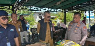 Kapolres Natuna Tinjau Gerakan Pangan Murah di Desa Tapau, Bagikan Bantuan Beras untuk Warga