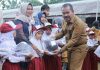 Puluhan Pelajar di Sungai Apit Terima Seragam Gratis, Sekda Mahadar: Ringankan Beban Orang Tua