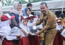 Puluhan Pelajar di Sungai Apit Terima Seragam Gratis, Sekda Mahadar: Ringankan Beban Orang Tua