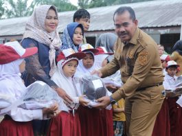 Puluhan Pelajar di Sungai Apit Terima Seragam Gratis, Sekda Mahadar: Ringankan Beban Orang Tua
