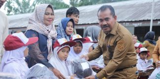 Puluhan Pelajar di Sungai Apit Terima Seragam Gratis, Sekda Mahadar: Ringankan Beban Orang Tua
