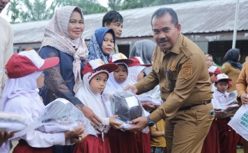Puluhan Pelajar di Sungai Apit Terima Seragam Gratis, Sekda Mahadar: Ringankan Beban Orang Tua