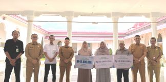Bupati Aceh Jaya Serahkan Simbolis Santunan Klaim BPJS Ketenagakerjaan bagi Ahli Waris Aparatur Desa dan Pekerja Rentan