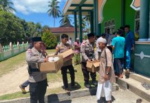 Polsek Pulau Laut Gelar Jumat Berkah, Bagikan 160 Paket Makanan kepada Jamaah Masjid Al-Ihya