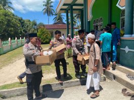 Polsek Pulau Laut Gelar Jumat Berkah, Bagikan 160 Paket Makanan kepada Jamaah Masjid Al-Ihya