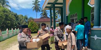 Polsek Pulau Laut Gelar Jumat Berkah, Bagikan 160 Paket Makanan kepada Jamaah Masjid Al-Ihya