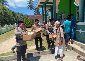 Polsek Pulau Laut Gelar Jumat Berkah, Bagikan 160 Paket Makanan kepada Jamaah Masjid Al-Ihya