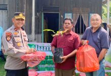 Kapolsek Bukit Batu Bagikan Bibit Tanaman Buah