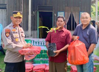 Kapolsek Bukit Batu Bagikan Bibit Tanaman Buah