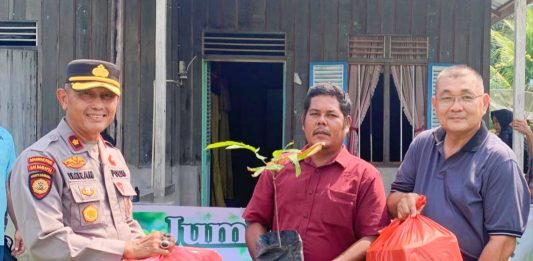 Kapolsek Bukit Batu Bagikan Bibit Tanaman Buah