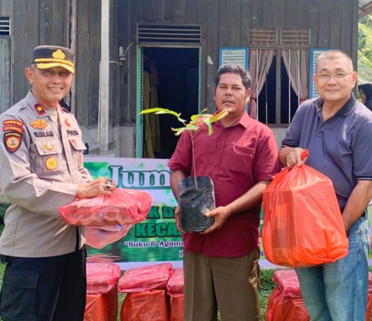 Kapolsek Bukit Batu Bagikan Bibit Tanaman Buah