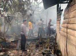 Polres Natuna Turunkan Damkar dan Water Cannon Padamkan Kebakaran Kontrakan di Padang Kurak
