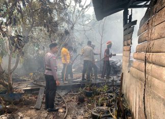 Polres Natuna Turunkan Damkar dan Water Cannon Padamkan Kebakaran Kontrakan di Padang Kurak