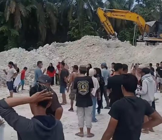 Warga Aek Songsongan Protes Galian C Milik CV Sadana Aditya Pradana