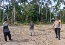 Bhabinkamtibmas Desa Tenggayun Tinjau Lahan untuk Penanaman Jagung