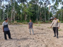 Bhabinkamtibmas Desa Tenggayun Tinjau Lahan untuk Penanaman Jagung