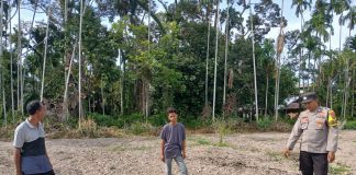 Bhabinkamtibmas Desa Tenggayun Tinjau Lahan untuk Penanaman Jagung
