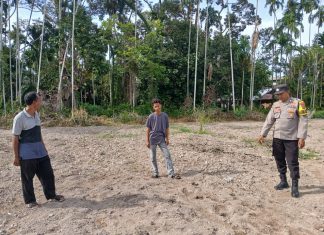 Bhabinkamtibmas Desa Tenggayun Tinjau Lahan untuk Penanaman Jagung