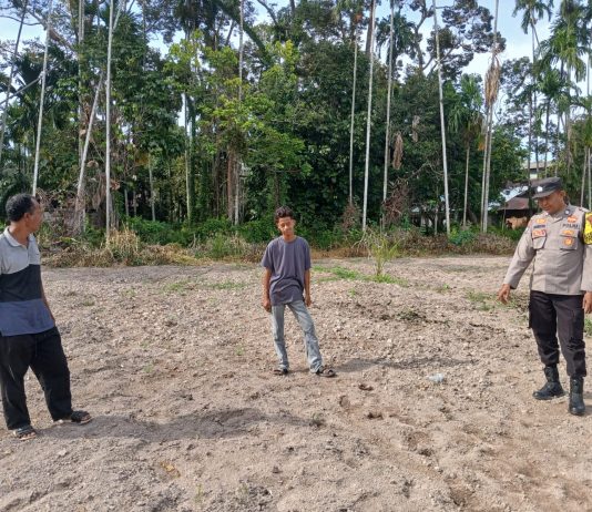 Bhabinkamtibmas Desa Tenggayun Tinjau Lahan untuk Penanaman Jagung