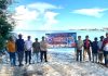 Bhabinkamtibmas dan Aparatur Kelurahan Batu Hitam Pasang Spanduk Imbauan Keselamatan Anak di Pantai Piwang