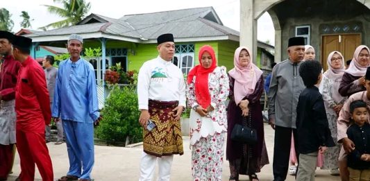 Bupati Lingga Salat Idul Adha Bersama Warga Dusun Senempek, Serahkan Hewan Kurban
