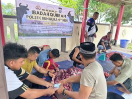Polsek Bunguran Timur Salurkan 150 Paket Daging Kurban kepada Masyarakat