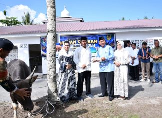 Danlanud RSA Natuna Serahkan Enam Ekor Sapi Qurban di Masjid Mina untuk Warga Sekitar dan Yayasan Anak Yatim