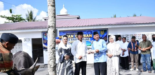 Danlanud RSA Natuna Serahkan Enam Ekor Sapi Qurban di Masjid Mina untuk Warga Sekitar dan Yayasan Anak Yatim