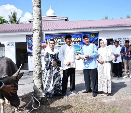 Danlanud RSA Natuna Serahkan Enam Ekor Sapi Qurban di Masjid Mina untuk Warga Sekitar dan Yayasan Anak Yatim