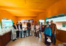 Kejari Natuna Bagikan 137 Paket Daging Kurban untuk Warga Desa Pian Tengah