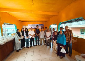 Kejari Natuna Bagikan 137 Paket Daging Kurban untuk Warga Desa Pian Tengah