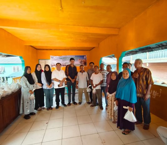 Kejari Natuna Bagikan 137 Paket Daging Kurban untuk Warga Desa Pian Tengah