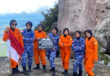 Srikandi SAR Natuna dan Wara Lanud RSA Tunjukkan Semangat Pancasila di Puncak Gunung Ranai