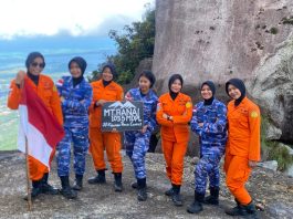 Srikandi SAR Natuna dan Wara Lanud RSA Tunjukkan Semangat Pancasila di Puncak Gunung Ranai