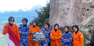 Srikandi SAR Natuna dan Wara Lanud RSA Tunjukkan Semangat Pancasila di Puncak Gunung Ranai